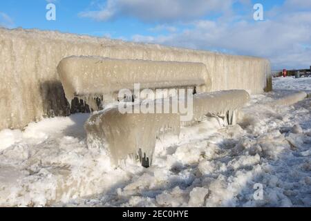 Gefrorenes Meerwasser ist an der Mole vom Leuchtturm Travemünde in Lübeck-Travemünde zu sehen. Stockfoto