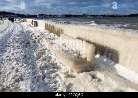 Gefrorenes Meerwasser ist an der Mole vom Leuchtturm Travemünde in Lübeck-Travemünde zu sehen. Stockfoto