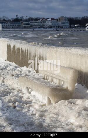 Gefrorenes Meerwasser ist an der Mole vom Leuchtturm Travemünde in Lübeck-Travemünde zu sehen. Stockfoto