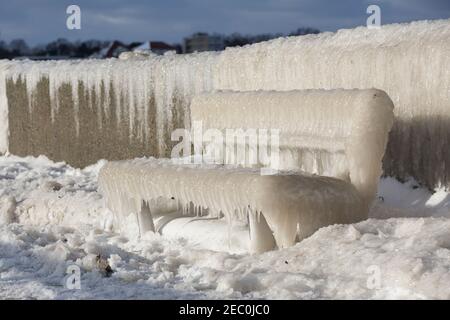 Gefrorenes Meerwasser ist an der Mole vom Leuchtturm Travemünde in Lübeck-Travemünde zu sehen. Stockfoto