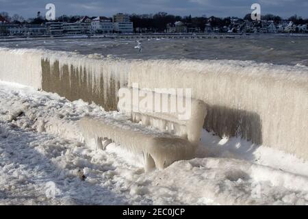 Gefrorenes Meerwasser ist an der Mole vom Leuchtturm Travemünde in Lübeck-Travemünde zu sehen. Stockfoto