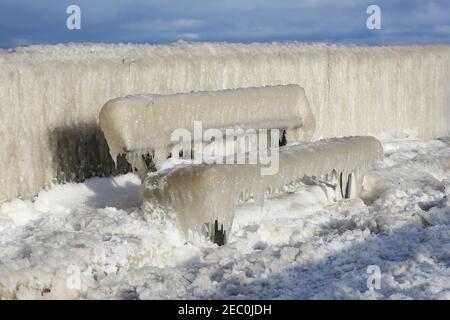 Gefrorenes Meerwasser ist an der Mole vom Leuchtturm Travemünde in Lübeck-Travemünde zu sehen. Stockfoto