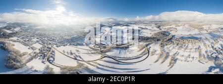 Panoramabild von Stadt Grafenau und Dorf Grueb im Bayerischen Wald mit Berglandschaft im Winter mit Schnee und Eis, Deutschland Stockfoto