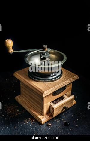 Retro Kaffeemühle mit gemahlenem Kaffee - dunkler Hintergrund Stockfoto