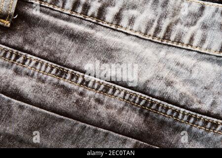 Vintage Jeans Nahaufnahme. Denim Textur Foto Hintergrund. Boho Jeans Denim. Getragene Jeans. Denim-Nahtvorlage im Retro-Design. Schwarze Krawatte Farbstoff Denim Banner Hintergrund. Stockfoto