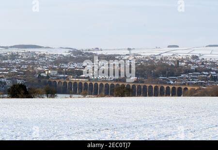 Penistone Viaduct in South Yorkshire als die Kälte Snap weiterhin zu greifen großen Teil der Nation. Bilddatum: Samstag, 13. Februar 2021. Stockfoto