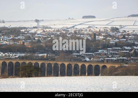 Penistone Viaduct in South Yorkshire als die Kälte Snap weiterhin zu greifen großen Teil der Nation. Bilddatum: Samstag, 13. Februar 2021. Stockfoto