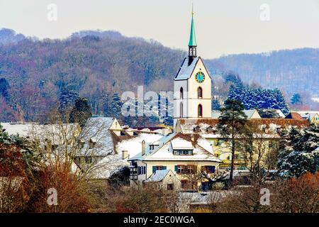 Malerische Aussicht Riehen Village in Winterkleidung, Kanton Basel Stadt, Schweiz. Stockfoto