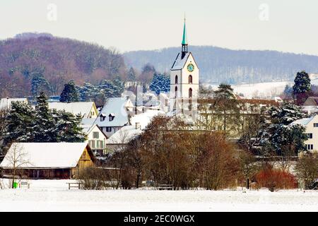 Malerische Aussicht Riehen Village in Winterkleidung, Kanton Basel Stadt, Schweiz. Stockfoto