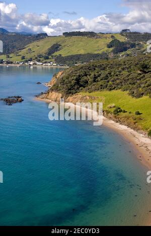 Omapere und Martins Bay vom Arai Te Uru Recreation Reserve, North Island, Neuseeland Stockfoto