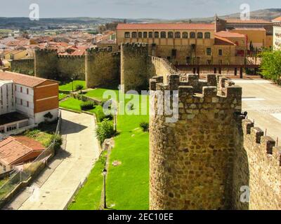 Die Straßen der monumentalen Stadt Plasencia und historische und erstaunliche spanische Stadt mit beeindruckenden mittelalterlichen Mauern, Caceres, Spanien Stockfoto