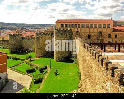 Panorama und Blick auf die mittelalterlichen Mauern und die Burg der Stadt Plasencia, Caceres, Spanien Stockfoto