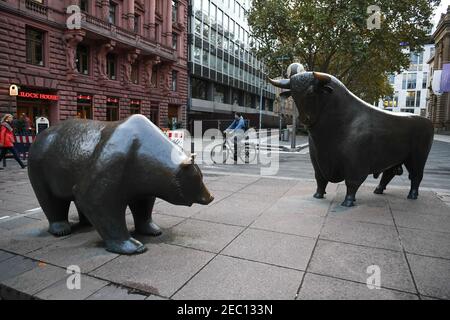 Peking, China. 28th Oktober 2020. Das Foto vom 28. Oktober 2020 zeigt die Stier- und Bärenstatue vor der Frankfurter Börse in Frankfurt. Der chinesische Tierkreis wird durch 12 Tiere dargestellt, um die Mondjahre aufzuzeichnen und die Attribute der Menschen zu reflektieren. Das Jahr 2021 ist das Jahr des Ochsen nach dem chinesischen Tierkreis. Quelle: Lu Yang/Xinhua/Alamy Live News Stockfoto