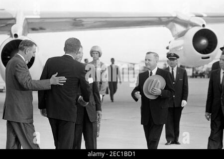 Besichtigung der NASA-Installationen: Houston, Texas, Ankunft, 6:15pm Uhr. Präsident John F. Kennedy (zurück zur Kamera) begrüßt den Bürgermeister von Houston, Texas, Lewis Cutrer, bei der Ankunft am Houston International Airport, Houston, Texas. Von links nach rechts (im Vordergrund): Repräsentant Albert Thomas (Texas); Präsident Kennedy; Bürgermeister Cutrer (teilweise versteckt, Hände schüttelnd mit dem Präsidenten); Gouverneur von Texas, Price Daniel (mit Hut); Harris County Judge, Bill Elliott (meist aus dem Rahmen heraus). Präsident Kennedy reiste nach Houston als Teil einer zweitägigen Inspektionsreise des National Aeronautics and Space Administ Stockfoto