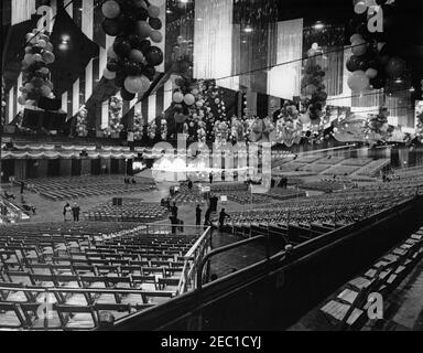 Zweiter Eröffnungsgruß zum Präsidenten-Abendessen, 7:30pm Uhr. Dekorationen und Luftballons schmücken die Nationalgarde in Washington, D.C., als Vorbereitung auf den zweiten Eröffnungsgruß an den Präsidenten, der an den zweiten Jahrestag der Amtseinführung von Präsident John F. Kennedyu0027s erinnert. Stockfoto