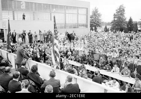 Kampagnenreise nach Pennsylvania. Präsident John F. Kennedy (links, auf dem Bahnsteig) hält bei seiner Ankunft am Harrisburg-York State Airport in New Cumberland, Pennsylvania, während einer Wahlkampfreise des Kongresses eine Rede vor einer großen Menschenmenge. Stockfoto