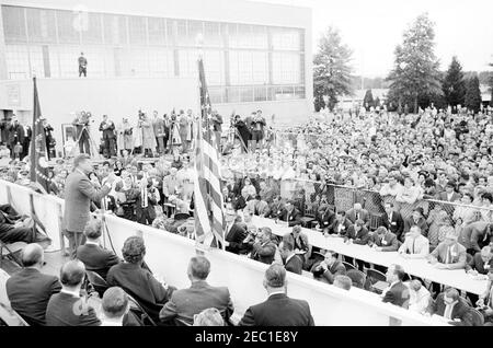 Kampagnenreise nach Pennsylvania. Präsident John F. Kennedy (links, auf dem Bahnsteig) hält bei seiner Ankunft am Harrisburg-York State Airport in New Cumberland, Pennsylvania, während einer Wahlkampfreise des Kongresses eine Rede vor einer großen Menschenmenge. Stockfoto