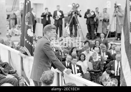 Kampagnenreise nach Pennsylvania. Präsident John F. Kennedy (links, auf dem Bahnsteig) gibt bei seiner Ankunft am Harrisburg-York State Airport in New Cumberland, Pennsylvania, während einer Wahlkampfreise des Kongresses eine Stellungnahme ab. Pressevertreter beobachten. Stockfoto