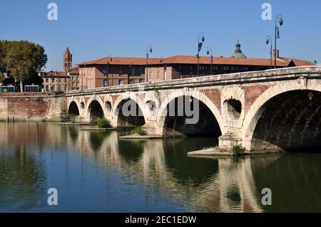 Frankreich, Haute Garonne, Toulouse, die Pont-Neuf überspannt den Fluss Garonne, sie widerstanden den Flott dank offener Brückenpfeilern. Stockfoto