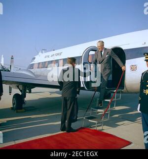 Ankunftszeremonie für Harold Macmillan, Premierminister von Großbritannien, 4:50pm Uhr. Präsident John F. Kennedy (zurück zur Kamera) schüttelt die Hände mit Premierminister von Großbritannien, Harold Macmillan, nach der Ankunft des Premierministers Ministeru0027s auf der Andrews Air Force Base, Maryland, an Bord eines Flugzeugs der Royal Air Force.