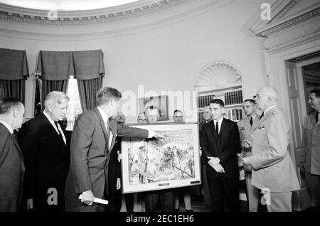 Präsentation eines Gemäldes, u0022The Weiße ihrer Eyesu0022, von Ken Riley an Präsident Kennedy, 12:00pm. Präsident John F. Kennedy erhält ein Gemälde von der Schlacht am Bunker Hill von Künstler Kenneth u0022Kenu0022 Riley, betitelt u0022The Weiße ihrer Augen,u0022 von Vertretern des National Guard Bureau; das Gemälde ist das erste in einer Reihe von National Guard Heritage Gemälde im Auftrag des National Guard Bureau. Von links nach rechts: Repräsentant James A. Burke aus Massachusetts (weggewandt); Repräsentant Thomas P. u0022Tipu0022 Ou0027Neill, Jr. (Massachusetts); Presi Stockfoto