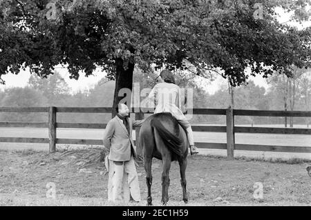 First Lady Jacqueline Kennedy (JBK) fährt mit Muhammad Ayub Khan, Präsident von Pakistan in Glen Ora, Middleburg, Virginia. First Lady Jacqueline Kennedy besucht den pakistanischen Präsidenten Muhammad Ayub Khan auf dem Gelände von Glen Ora in Middleburg, Virginia. Mrs. Kennedy sitzt auf dem Rücken u201cSardar,u201d ein Pferd, das ihr während ihrer Reise nach Pakistan als Geschenk von Präsident Ayub Khan überreicht wurde. Stockfoto