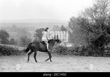 First Lady Jacqueline Kennedy (JBK) fährt mit Muhammad Ayub Khan, Präsident von Pakistan in Glen Ora, Middleburg, Virginia. First Lady Jacqueline Kennedy reitet auf ihrem Pferd, u201cSardar,u201d auf dem Gelände von Glen Ora in Middleburg, Virginia. Stockfoto