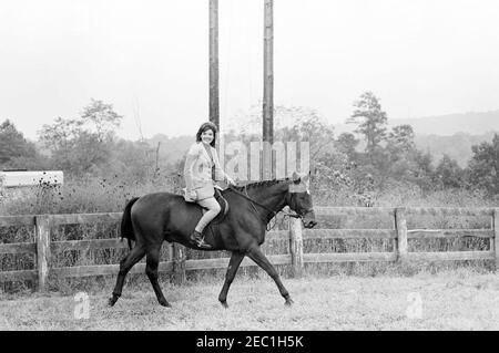 First Lady Jacqueline Kennedy (JBK) fährt mit Muhammad Ayub Khan, Präsident von Pakistan in Glen Ora, Middleburg, Virginia. First Lady Jacqueline Kennedy reitet auf ihrem Pferd, u201cSardar,u201d auf dem Gelände von Glen Ora in Middleburg, Virginia. Stockfoto