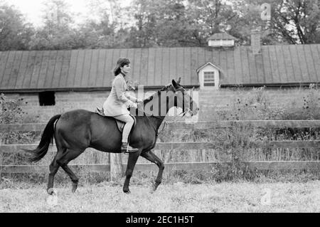 First Lady Jacqueline Kennedy (JBK) fährt mit Muhammad Ayub Khan, Präsident von Pakistan in Glen Ora, Middleburg, Virginia. First Lady Jacqueline Kennedy reitet auf ihrem Pferd, u201cSardar,u201d auf dem Gelände von Glen Ora in Middleburg, Virginia. Stockfoto