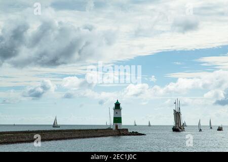 Segelboote, Leuchtturm, Schleifjord, Fjord, Wasser, Ostsee, Schlei, Schleimünde, Wolken, Tourismusregion, Wasserspiegelung,Wolkenverhangener Himmel, Norddeutschland Stockfoto