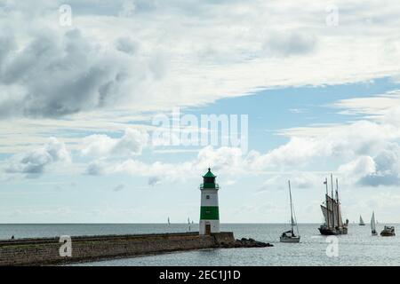 Segelboote, Leuchtturm, Schleifjord, Fjord, Wasser, Ostsee, Schlei, Schleimünde, Wolken, Tourismusregion, Wasserspiegelung,Wolkenverhangener Himmel, Norddeutschland Stockfoto