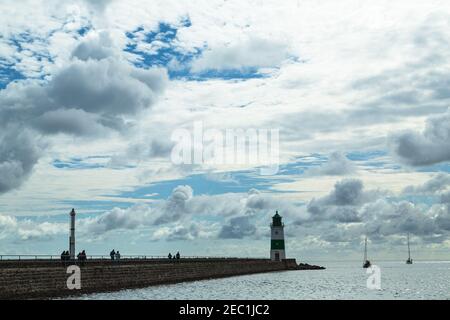 Segelboote, Leuchtturm, Schleifjord, Fjord, Wasser, Ostsee, Schlei, Schleimünde, Wolken, Tourismusregion, Wasserspiegelung,Wolkenverhangener Himmel, Norddeutschland Stockfoto