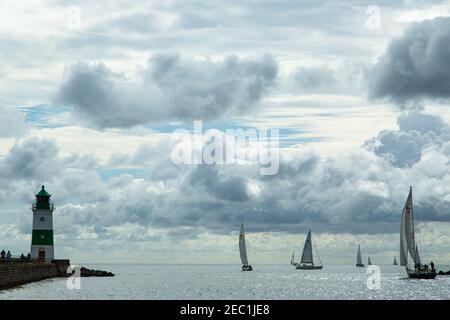 Segelboote, Leuchtturm, Schleifjord, Fjord, Wasser, Ostsee, Schlei, Schleimünde, Wolken, Tourismusregion, Wasserspiegelung,Wolkenverhangener Himmel, Norddeutschland Stockfoto