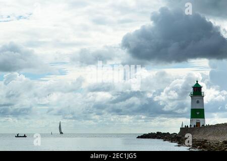 Segelboote, Leuchtturm, Schleifjord, Fjord, Wasser, Ostsee, Schlei, Schleimünde, Wolken, Tourismusregion, Wasserspiegelung,Wolkenverhangener Himmel, Norddeutschland Stockfoto