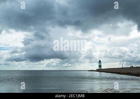 Segelboote, Leuchtturm, Schleifjord, Fjord, Wasser, Ostsee, Schlei, Schleimünde, Wolken, Tourismusregion, Wasserspiegelung,Wolkenverhangener Himmel, Norddeutschland Stockfoto