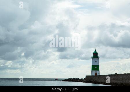 Segelboote, Leuchtturm, Schleifjord, Fjord, Wasser, Ostsee, Schlei, Schleimünde, Wolken, Tourismusregion, Wasserspiegelung,Wolkenverhangener Himmel, Norddeutschland Stockfoto