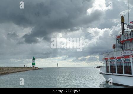 Segelboote, Leuchtturm, Schleifjord, Fjord, Wasser, Ostsee, Schlei, Schleimünde, Wolken, Tourismusregion, Wasserspiegelung,Wolkenverhangener Himmel, Norddeutschland Stockfoto