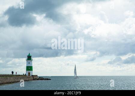 Segelboote, Leuchtturm, Schleifjord, Fjord, Wasser, Ostsee, Schlei, Schleimünde, Wolken, Tourismusregion, Wasserspiegelung,Wolkenverhangener Himmel, Norddeutschland Stockfoto