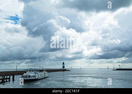 Segelboote, Leuchtturm, Schleifjord, Fjord, Wasser, Ostsee, Schlei, Schleimünde, Wolken, Tourismusregion, Wasserspiegelung,Wolkenverhangener Himmel, Norddeutschland Stockfoto