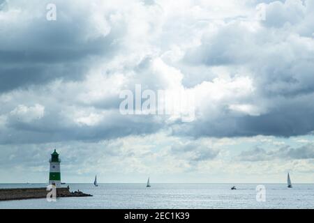 Segelboote, Leuchtturm, Schleifjord, Fjord, Wasser, Ostsee, Schlei, Schleimünde, Wolken, Tourismusregion, Wasserspiegelung,Wolkenverhangener Himmel, Norddeutschland Stockfoto