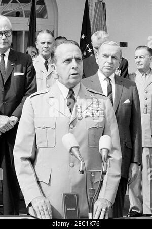 Übergabe der Distinguished Service Medal (DSM) an den Vorsitzenden der Joint Chiefs of Staff (JCS), General Lyman L. Lemnitzer, 11:30am Uhr. Der Vorsitzende der Generalstabschefs, General Lyman L. Lemnitzer, spricht nach der Verleihung der Distinguished Service Medal. Von links nach rechts: Sekretär der Marine, Fred Korth; General Maxwell D. Taylor; General Lemnitzer; stellvertretender Verteidigungsminister, Roswell Gilpatric; Chef der Marineoperationen, Admiral George W. Anderson, Jr. (hinter dem stellvertretenden Sekretär Gilpatric); stellvertretender Kommandant des Marinekorps, LT. General John C. Munn. Rose Garden, White House, Washington, D.C. Stockfoto