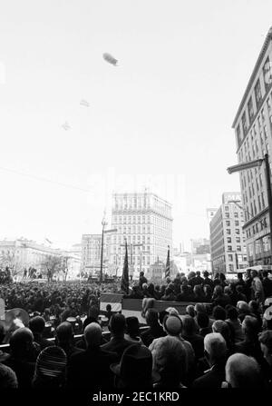 Kongreßfeldzug Reise: Cleveland, Ohio, Ankunft, Rallye, Autokolonne, Abfahrt. Präsident John F. Kennedy (auf der Plattform) hält während einer Wahlkampfreise im Kongress auf dem Public Square in Cleveland, Ohio, eine Rede. Stockfoto