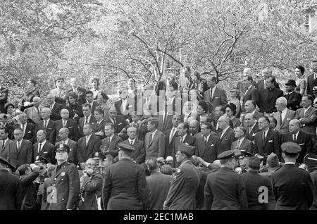 Wahlkampfreise im Kongress: New York City, Columbus Day Parade. Präsident John F. Kennedy (auf dem Überprüfungsstand) nimmt an der Columbus Day Parade auf der Fifth Avenue in New York City, New York Teil; Präsident Kennedy reiste nach New York als Teil einer Kongresskampagne Reise. Ebenfalls abgebildet: Generalstaatsanwalt von New York, Louis J. Lefkowitz; Statthalter von New York, Malcolm Wilson; Gouverneur von New York, Nelson A. Rockefeller; Botschafter von Italien, Sergio Fenoaltea; Großmarschall der Columbus Day Parade, Fortune R. Pope; Bürgermeister von New York City, Robert F. Wagner; Borough President of Manhattan A Stockfoto