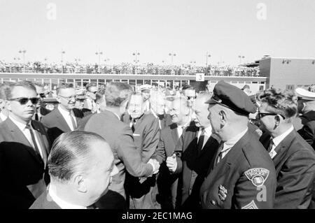 Kongreßfeldzug Reise: Cleveland, Ohio, Ankunft, Rallye, Autokolonne, Abfahrt. Präsident John F. Kennedy begrüßt die Besucher am Cleveland Hopkins Airport in Cleveland, Ohio, während einer Wahlkampfreise durch den Kongress. Ebenfalls abgebildet: Gouverneur von Ohio, Michael V. DiSalle; Vertreter Michael J. Feighan (Ohio); Vorsitzender der Demokratischen Partei des Cuyahoga County, Ray T. Miller; Geheimagent des Weißen Hauses, Bill Payne. Stockfoto