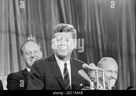 Wahlkampfreise im Kongress: Chicago, Illinois, Ankunft, Autokolonne, Adresse zum Cook County Democratic Dinner, Adresse im Eyrie Crown Theatre. Präsident John F. Kennedy hält während einer Wahlkampfreise im Kongress an die Kapitäne des demokratischen Bezirks im Arie Crown Theatre am McCormick Place in Chicago, Illinois, Bemerkungen. Zwei Männer im Hintergrund sind nicht identifiziert. Stockfoto