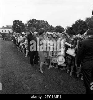 Besuch der Teilnehmer der Wahlkampfkonferenz für Demokratische Frauen 1962, 9:35am Uhr. First Lady Jacqueline Kennedy und Vizepräsidentin Lyndon B. Johnson begrüßen die Teilnehmer der Wahlkampfkonferenz 1962 für demokratische Frauen. Die stellvertretende Vorsitzende des Demokratischen Nationalkomitees (DNC), Margaret B. Price, steht ganz links von der Menge. South Lawn, White House, Washington, D.C. Stockfoto