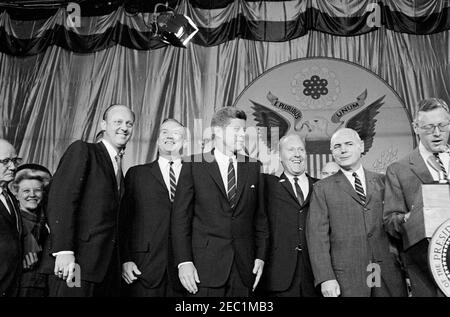 Wahlkampfreise im Kongress: Chicago, Illinois, Ankunft, Autokolonne, Adresse zum Cook County Democratic Dinner, Adresse im Eyrie Crown Theatre. Präsident John F. Kennedy (Mitte) steht auf der Bühne während eines Empfangs für die Kapitäne des demokratischen Bezirks im Arie Crown Theatre am McCormick Place in Chicago, Illinois; Präsident Kennedy reiste im Rahmen einer Wahlkampfreise des Kongresses nach Chicago. Alle anderen abgebildeten sind nicht identifiziert. Stockfoto