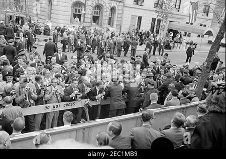 Wahlkampfreise im Kongress: New York City, Columbus Day Parade. Blick auf Nachrichtenfotografen auf der Fifth Avenue in New York City, New York, während der Columbus Day Parade. Präsident John F. Kennedy besucht den Botschafter Italiens, Sergio Fenoaltea, unten rechts. Auch im Bild: Bürgermeister von New York City, Robert F. Wagner; Kandidat für Gouverneur von New York, Robert Morgenthau; Gouverneur von New York, Nelson A. Rockefeller; Associate Press Secretary, Andrew T. Hatcher; United Press International (UPI) Fotograf, Frank cancellare. Präsident Kennedy reiste als Teil eines kongresscampa nach New York Stockfoto