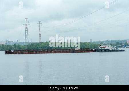 Beautiful barges from a height float on the river. The barge floats on the Dnieper river in Kiev. toned Stockfoto