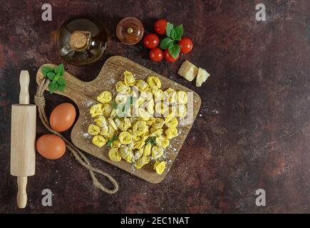 Hausgemachte rohe italienische gefüllte Pasta Tortellini Stockfoto